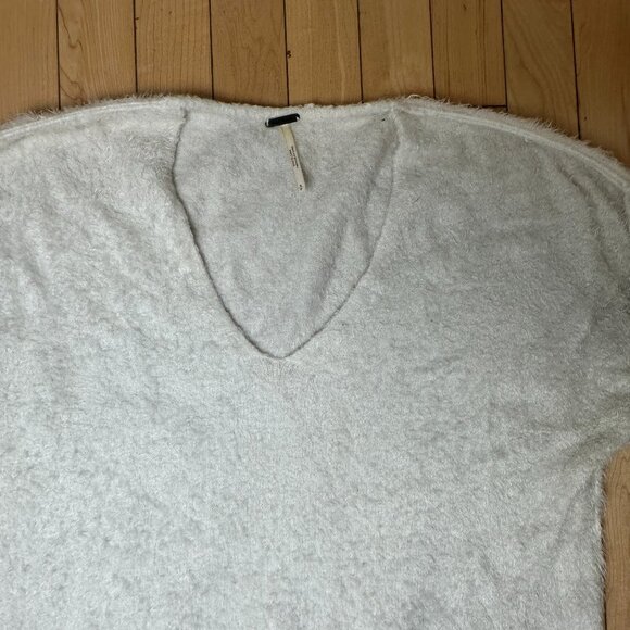FREE PEOPLE Creamy White Eyelash Soft Cropped V Neck Sweater Size Small - Picture 3 of 10